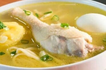 Caldo de gallina con fideos, papa amarilla y huevo receta peruana