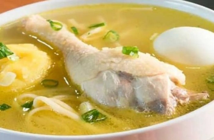 Caldo de gallina con fideos, papa amarilla y huevo receta peruana