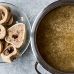 Caldo de huesos casero en olla receta tradicional española