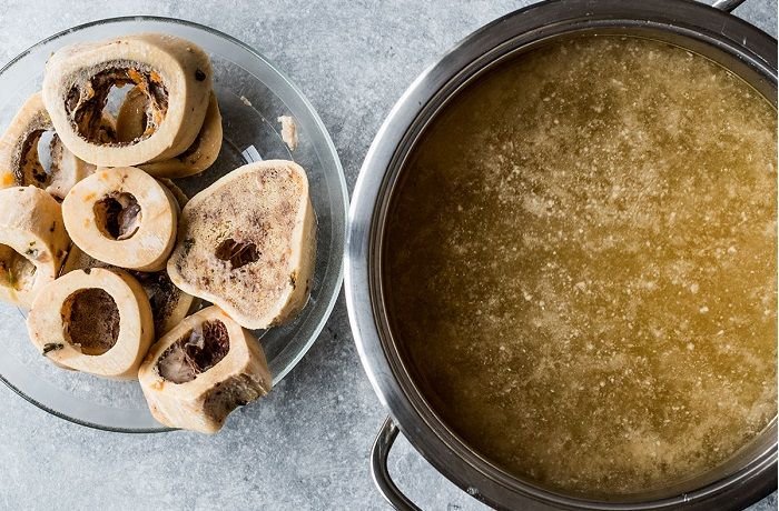 Caldo de huesos casero en olla receta tradicional española