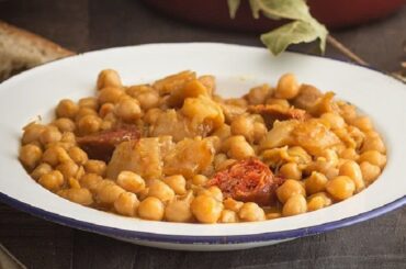 Callos a la gallega con garbanzos y chorizo en cazuela