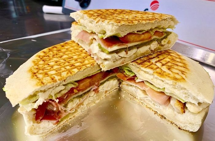 Campero malagueño con jamón cocido, queso, lechuga y tomate