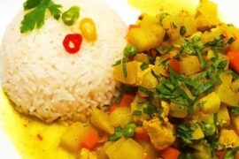 Cau cau de pollo con papas y arroz blanco receta peruana