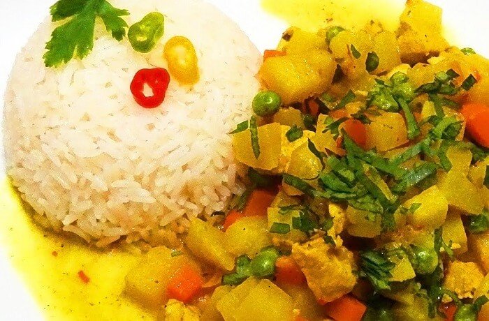 Cau cau de pollo con papas y arroz blanco receta peruana