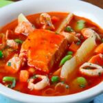 Cazuela de pescado con yuca, choclo y habas receta peruana