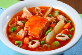 Cazuela de pescado con yuca, choclo y habas receta peruana