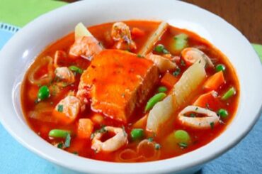 Cazuela de pescado con yuca, choclo y habas receta peruana