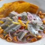 Ceviche de pejerrey con cebolla, camote y choclo receta peruana