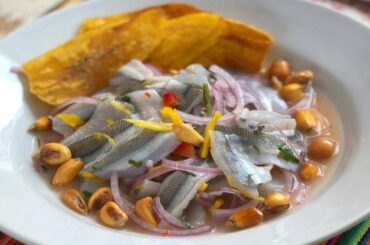 Ceviche de pejerrey con cebolla, camote y choclo receta peruana
