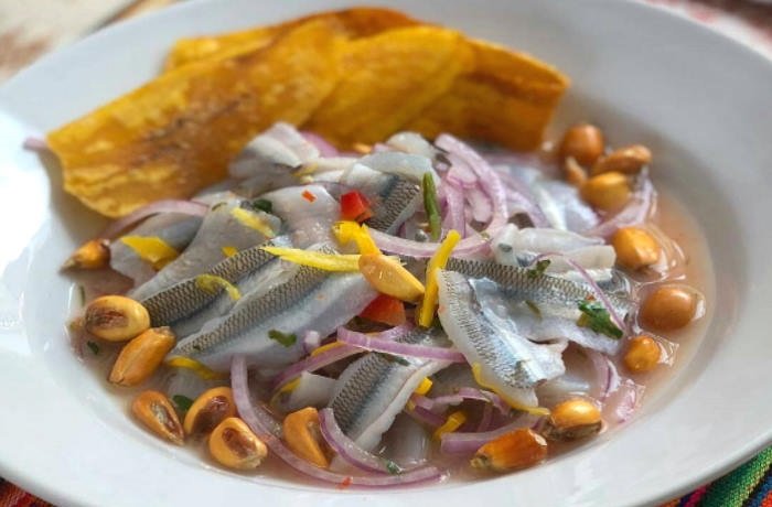 Ceviche de pejerrey con cebolla, camote y choclo receta peruana