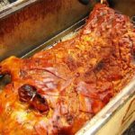 Chancho a la caja china con piel crocante y papas receta peruana