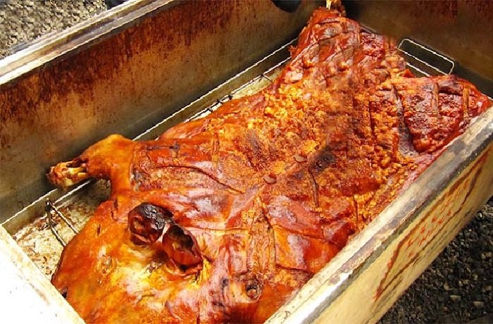 Chancho a la caja china con piel crocante y papas receta peruana