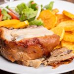 Chancho al horno crocante con papas receta peruana