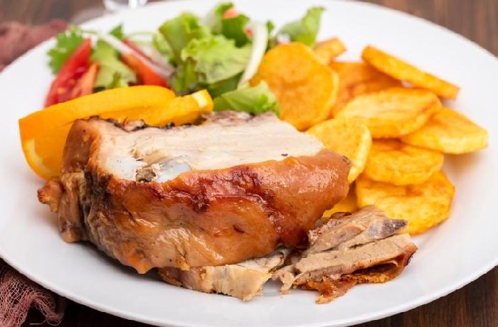 Chancho al horno crocante con papas receta peruana
