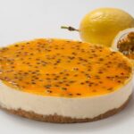Cheesecake de maracuyá con base de galleta receta casera