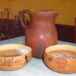 Chicha de jora servida en vaso de barro receta peruana