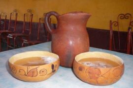 Chicha de jora servida en vaso de barro receta peruana