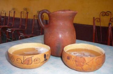 Chicha de jora servida en vaso de barro receta peruana