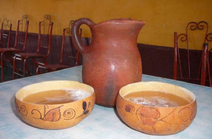 Chicha de jora servida en vaso de barro receta peruana