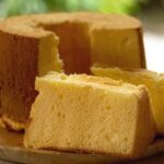 Chifón de naranja casero esponjoso en plato receta peruana