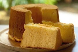 Chifón de naranja casero esponjoso en plato receta peruana