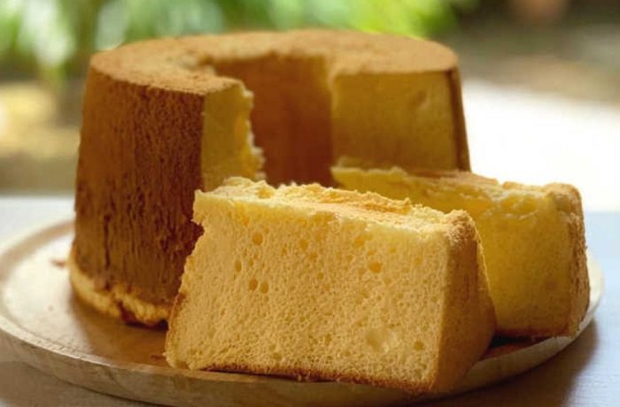 Chifón de naranja casero esponjoso en plato receta peruana