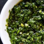 Chimichurri peruano con culantro y ají amarillo en bol receta peruana