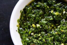 Chimichurri peruano con culantro y ají amarillo en bol receta peruana