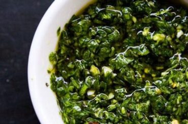 Chimichurri peruano con culantro y ají amarillo en bol receta peruana