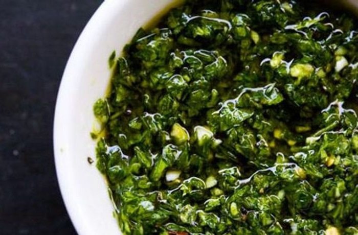 Chimichurri peruano con culantro y ají amarillo en bol receta peruana