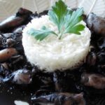 Chipirones en su tinta con salsa negra y arroz blanco
