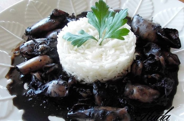 Chipirones en su tinta con salsa negra y arroz blanco
