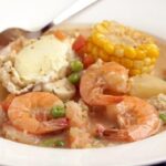 Chupe de camarones con huevo, choclo y queso receta peruana