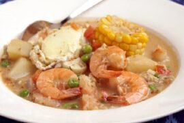 Chupe de camarones con huevo, choclo y queso receta peruana