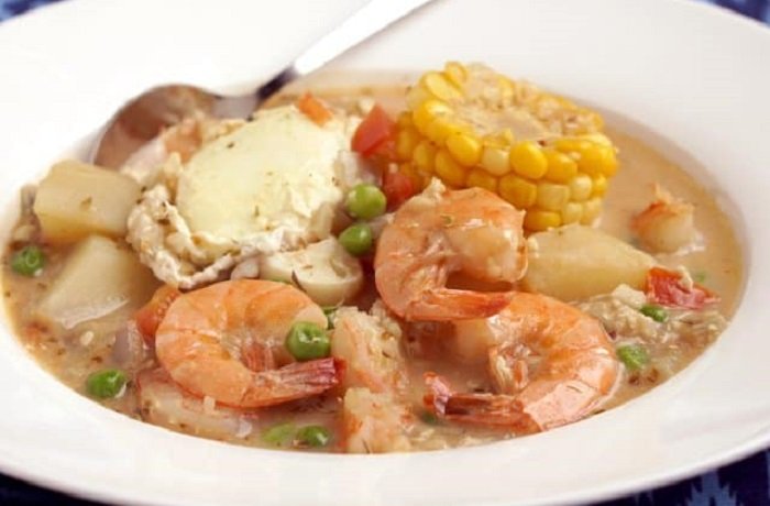 Chupe de camarones con huevo, choclo y queso receta peruana