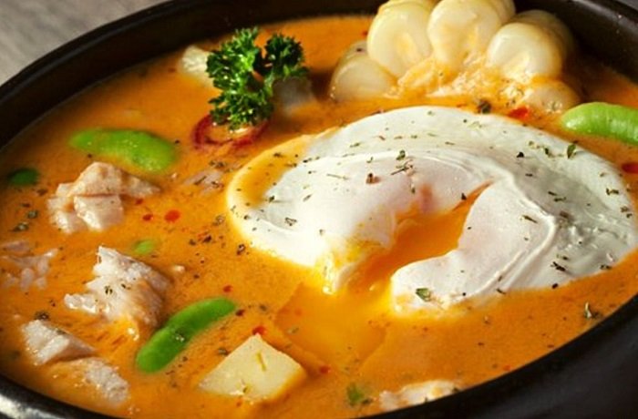 Chupe de pescado con huevo, choclo y papa receta peruana