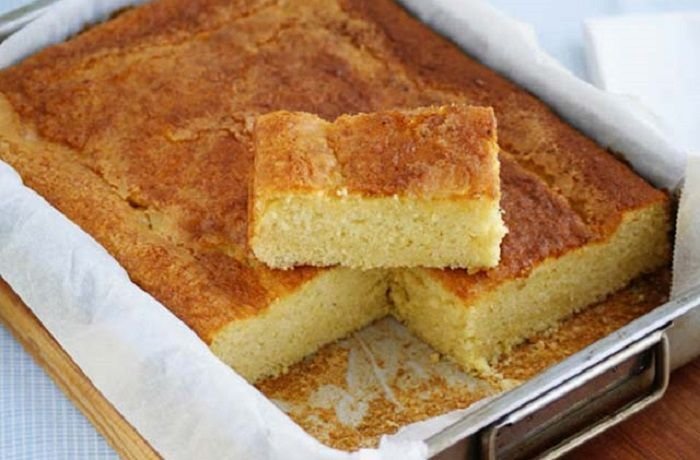 Coca de llanda valenciana casera con azúcar y canela