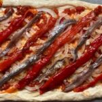 Coca de recapte catalana con pimientos, cebolla y tomate