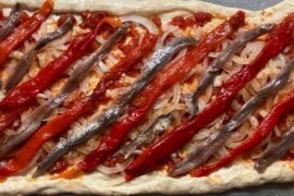 Coca de recapte catalana con pimientos, cebolla y tomate