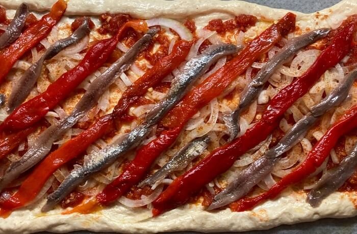 Coca de recapte catalana con pimientos, cebolla y tomate