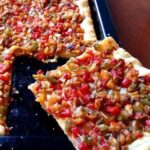 Coca de trampó mallorquina con pimiento tomate y cebolla receta de Mallorca