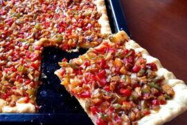 Coca de trampó mallorquina con pimiento tomate y cebolla receta de Mallorca