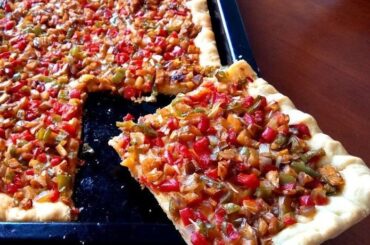 Coca de trampó mallorquina con pimiento tomate y cebolla receta de Mallorca