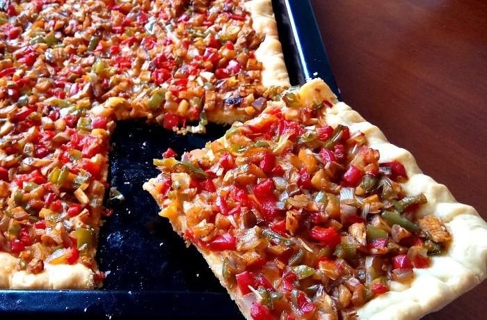 Coca de trampó mallorquina con pimiento tomate y cebolla receta de Mallorca