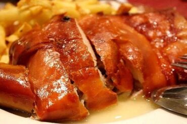 Cochinillo al horno asado casero al estilo de Segovia