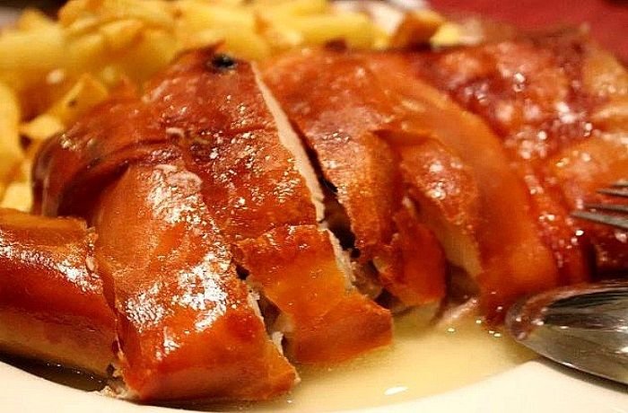 Cochinillo al horno asado casero al estilo de Segovia