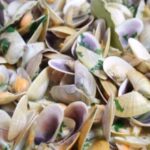 Coquinas al ajillo con perejil y vino blanco receta española