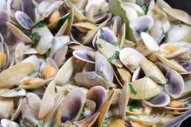 Coquinas al ajillo con perejil y vino blanco receta española