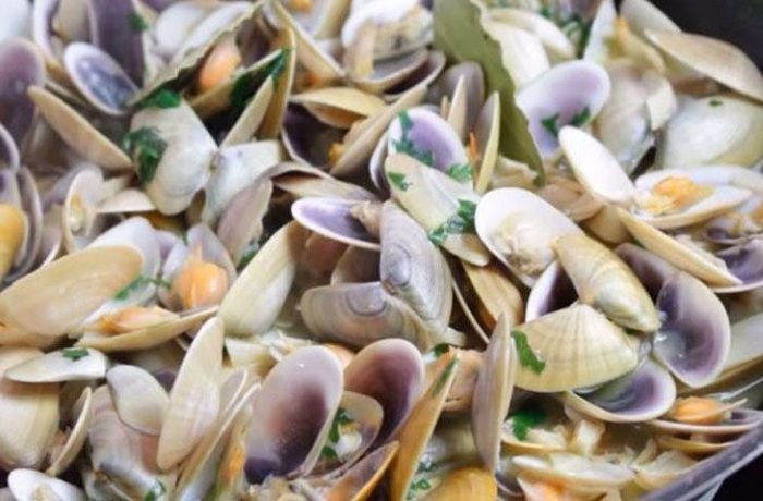 Coquinas al ajillo con perejil y vino blanco receta española