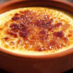 Crema catalana con azúcar quemada en cazuelita de barro receta tradicional